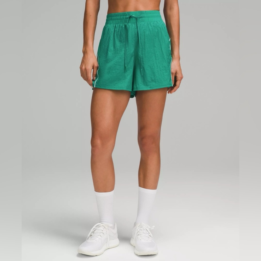 Lululemon License to Train High-Rise Lightweight Short 4" in Cascadia Green